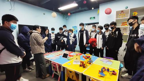 企业负责人向同学介绍公司情况 企业负责人向同学介绍公司情况