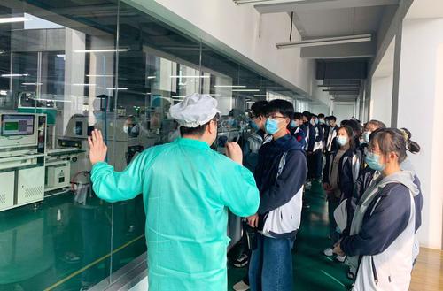 企业负责人带领学生参观 企业负责人带领学生参观