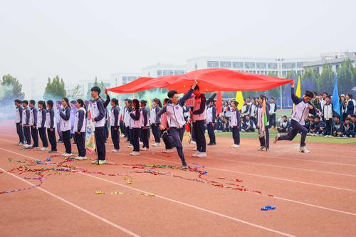 6.举旗奔跑展现青春活力- 6.举旗奔跑展现青春活力-