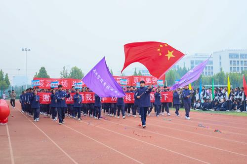 8.高三代表队以自信的姿态向我们走来 8.高三代表队以自信的姿态向我们走来