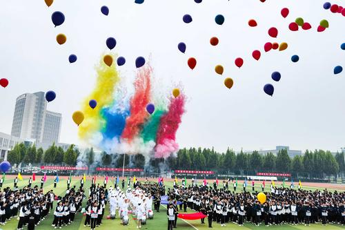 11.七彩云烟和气球承载着师生的理想与热爱冲向蓝天 11.七彩云烟和气球承载着师生的理想与热爱冲向蓝天