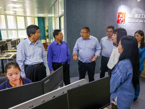 2教育部基础教育司专家组一行到校调研 2教育部基础教育司专家组一行到校调研