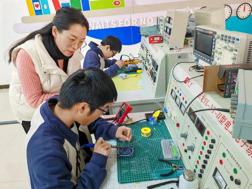 5科技融合课程老师指导学生 5科技融合课程老师指导学生