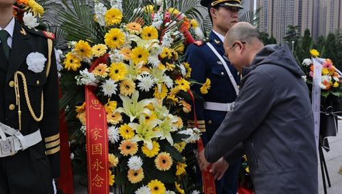 王宏亮整理花篮绶带。蔡科研 摄 王宏亮整理花篮绶带。蔡科研 摄