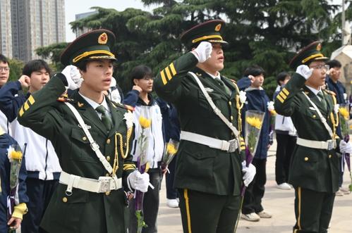 重温入团誓词。王秋雅 摄 重温入团誓词。王秋雅 摄