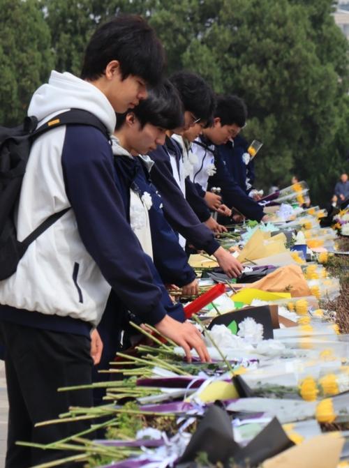 向英雄敬献鲜花。蔡科研 摄 向英雄敬献鲜花。蔡科研 摄