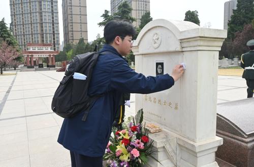为烈士擦拭墓碑。王秋雅 摄 为烈士擦拭墓碑。王秋雅 摄